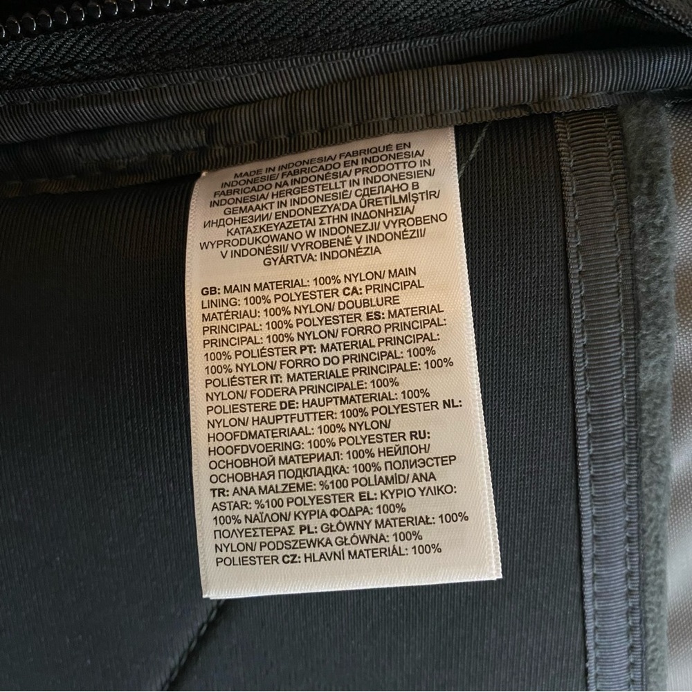 The North Face Generator Backpack School Bag TNF Black BRAND NEW WITH TAGS! - Picture 5 of 14